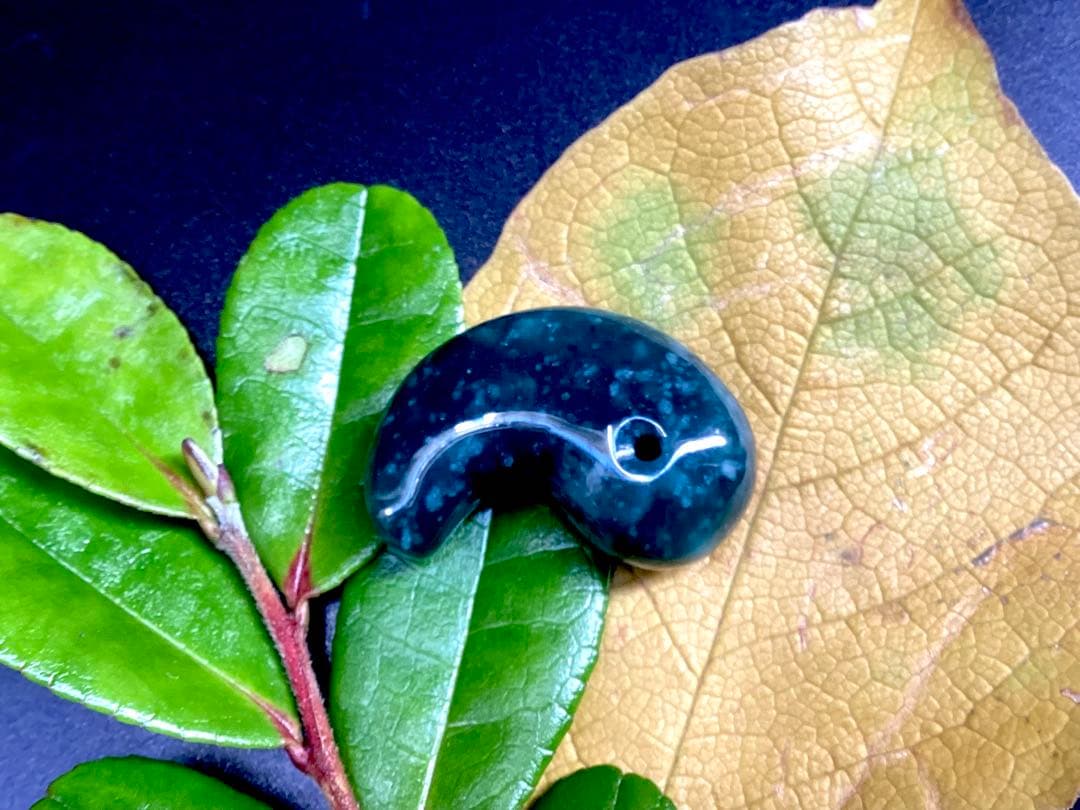 糸魚川翡翠コン沢青 勾玉　コレクションに‼️ 買って損無しの高額商品を　本物保証品