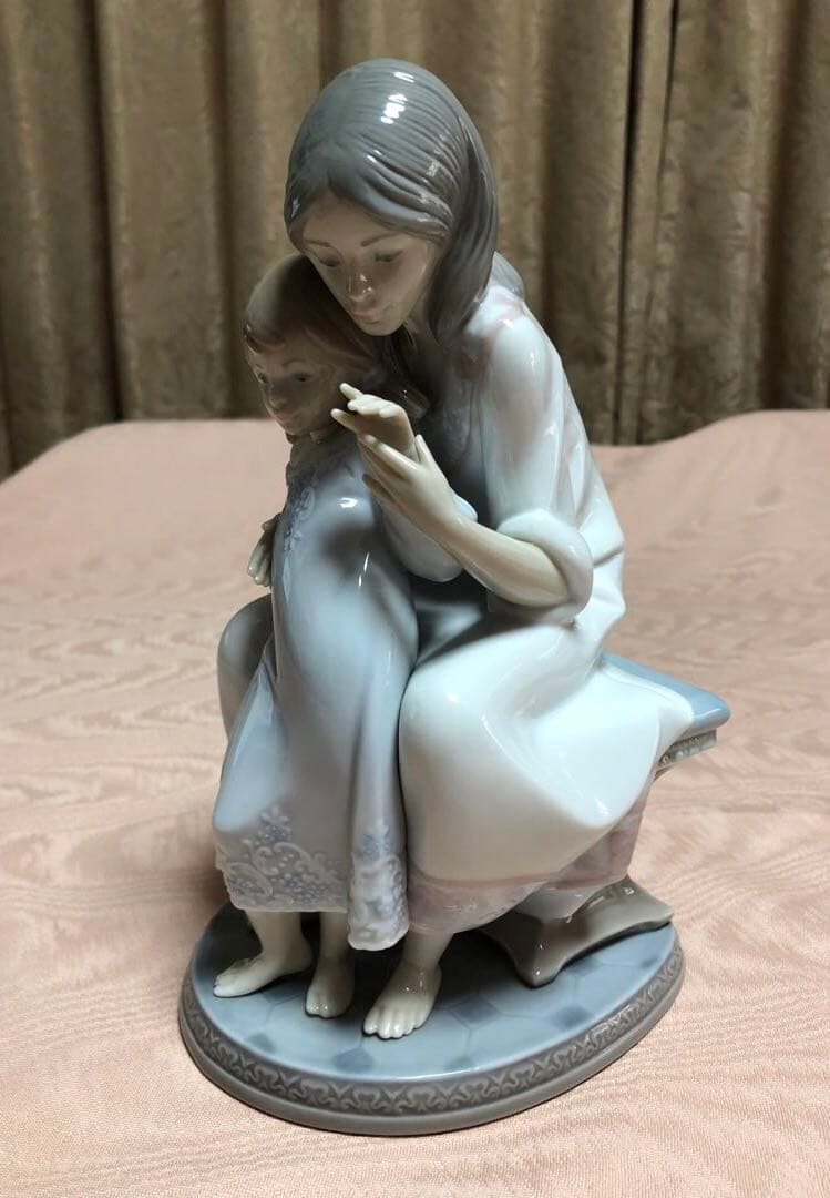 リヤドロ　　　お母さんと女の子