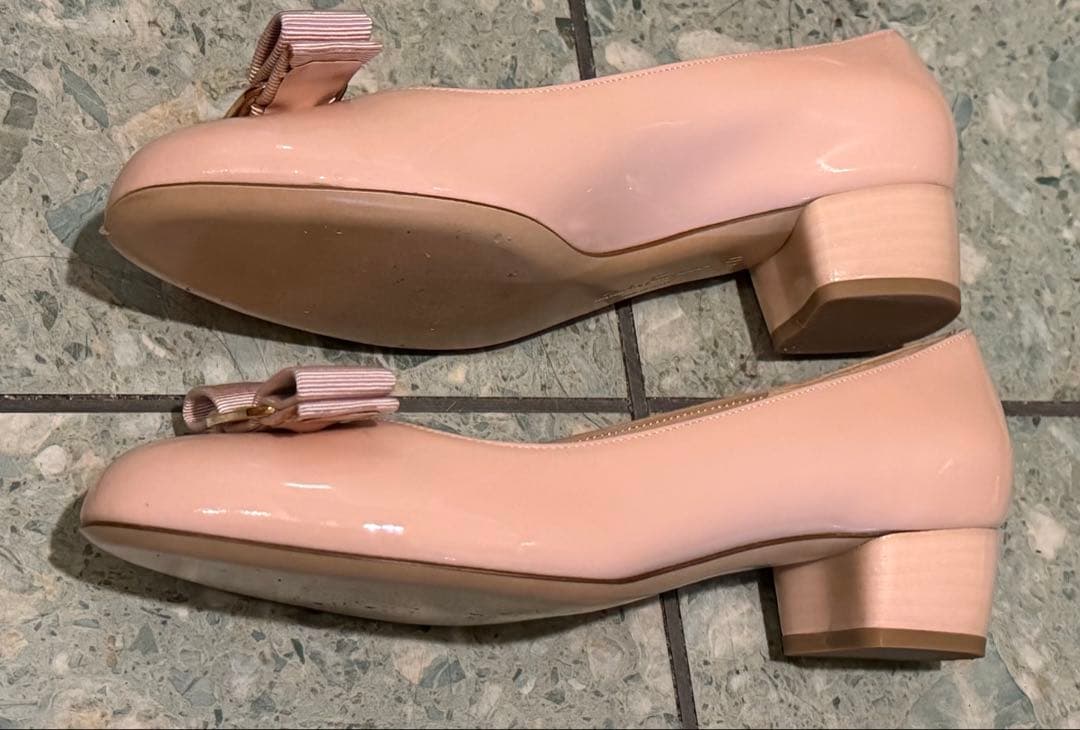 フェラガモ　ヴァラリボン　ピンク