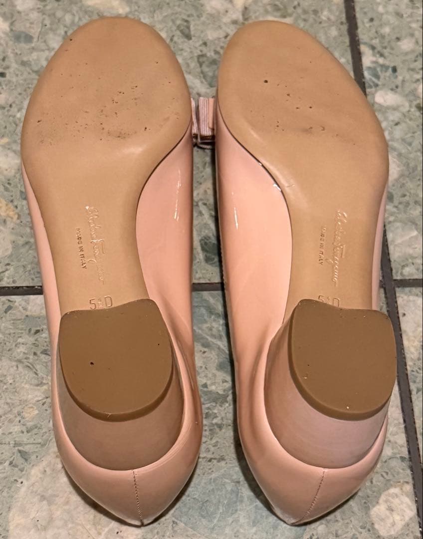 フェラガモ　ヴァラリボン　ピンク