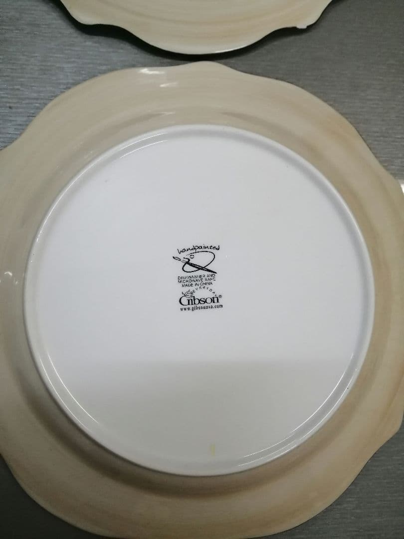お値下げ中　新品・未使用　ギブソン　Gibson　大小お皿　各4枚セット　計8枚