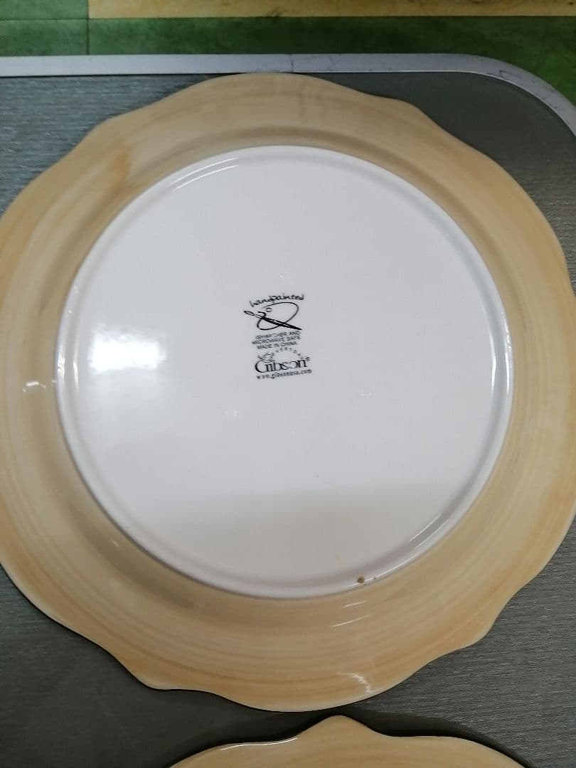 お値下げ中　新品・未使用　ギブソン　Gibson　大小お皿　各4枚セット　計8枚