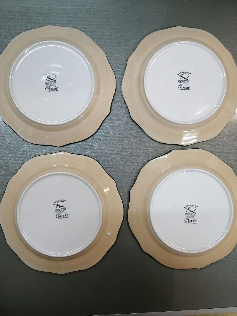 お値下げ中　新品・未使用　ギブソン　Gibson　大小お皿　各4枚セット　計8枚