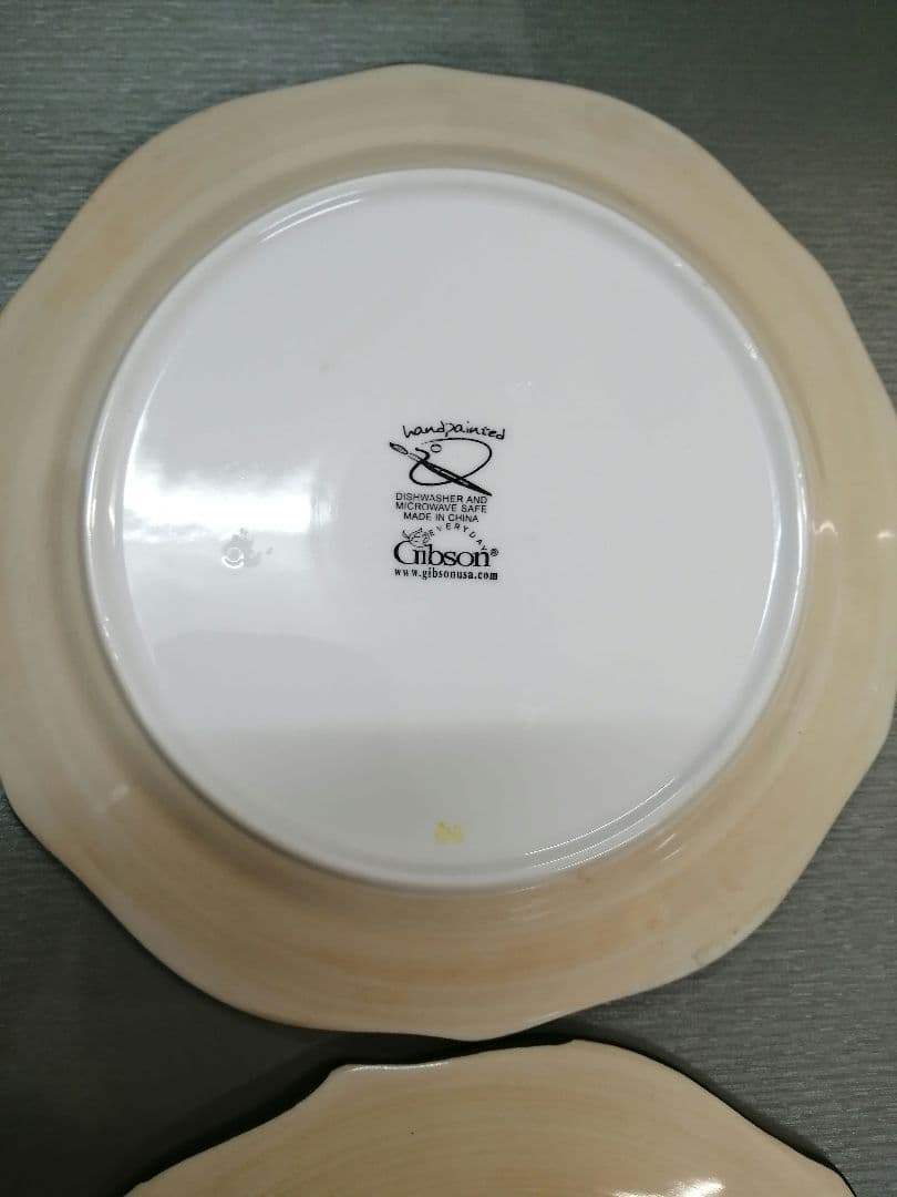 お値下げ中　新品・未使用　ギブソン　Gibson　大小お皿　各4枚セット　計8枚