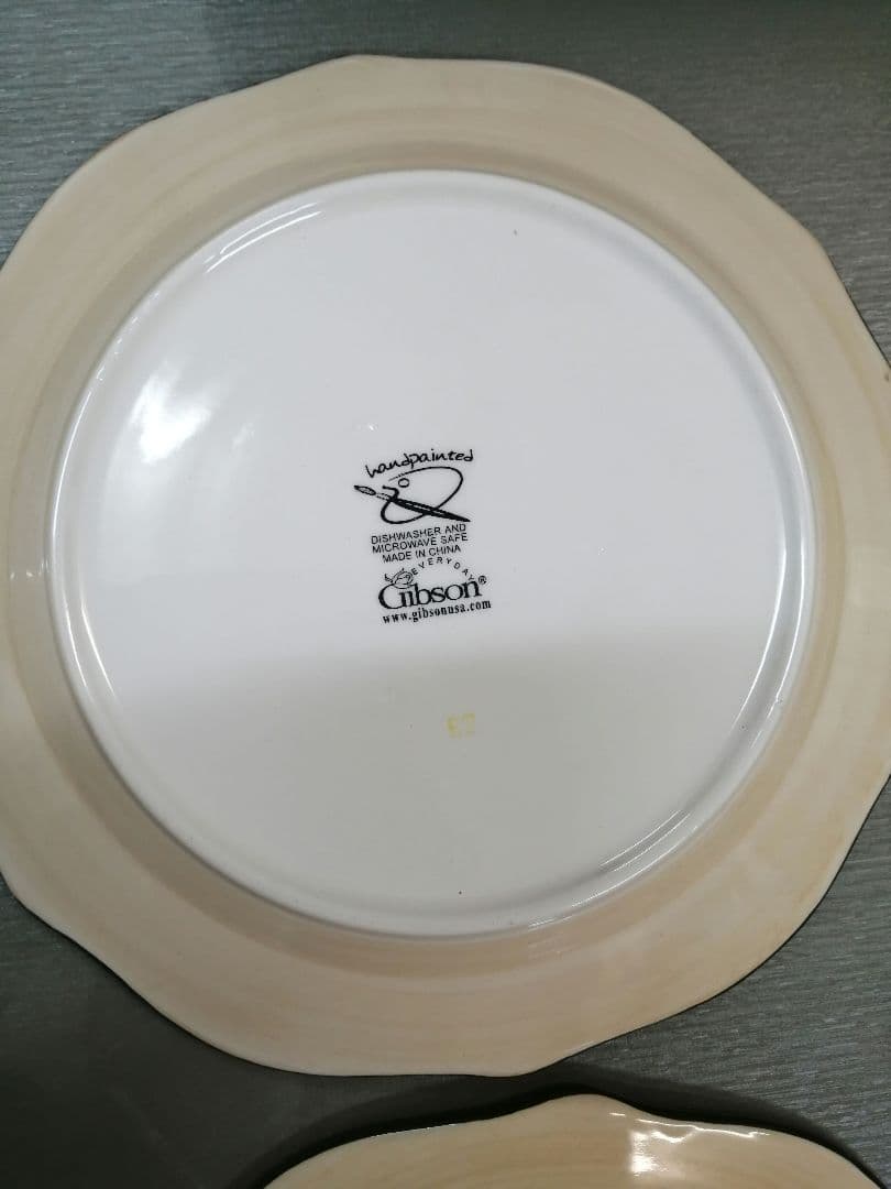 お値下げ中　新品・未使用　ギブソン　Gibson　大小お皿　各4枚セット　計8枚