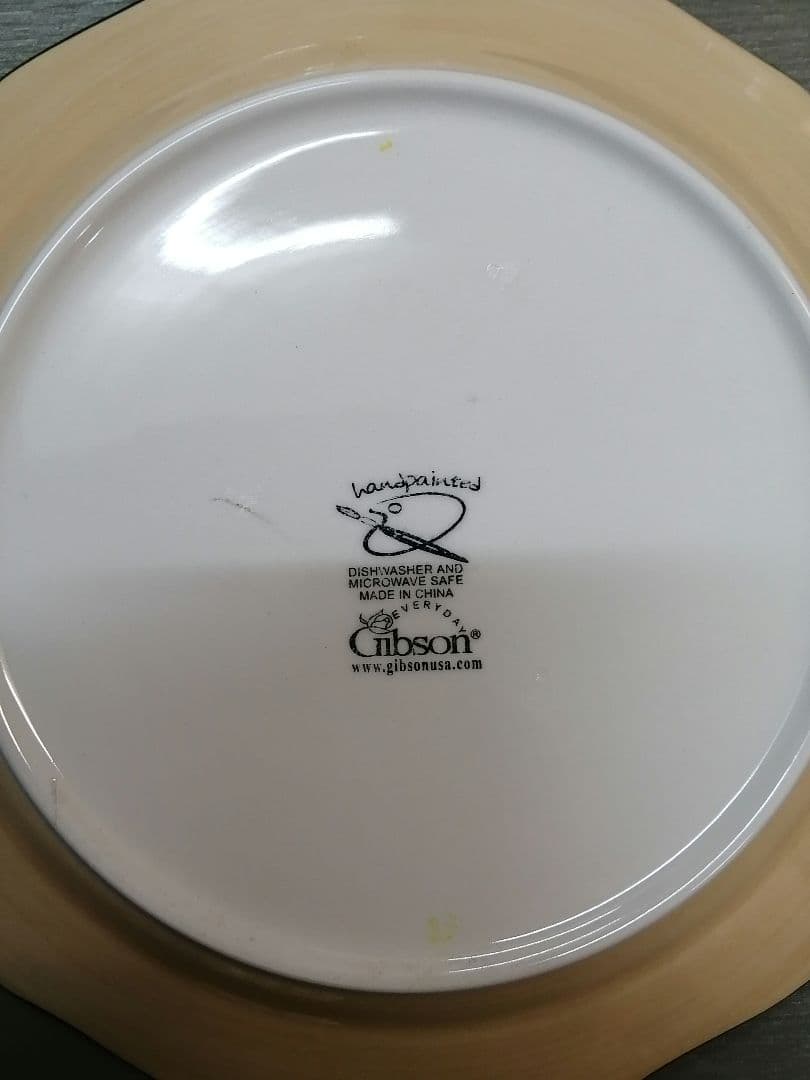 お値下げ中　新品・未使用　ギブソン　Gibson　大小お皿　各4枚セット　計8枚