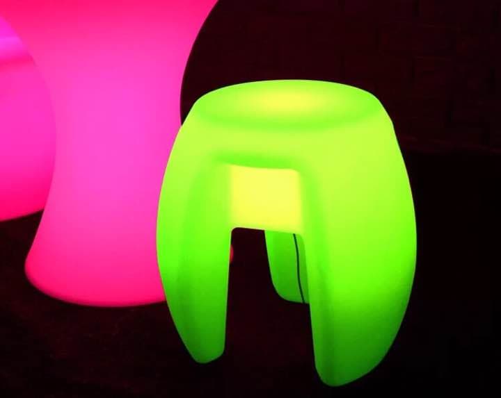 最後の一つ なんか変な形の椅子 光る！