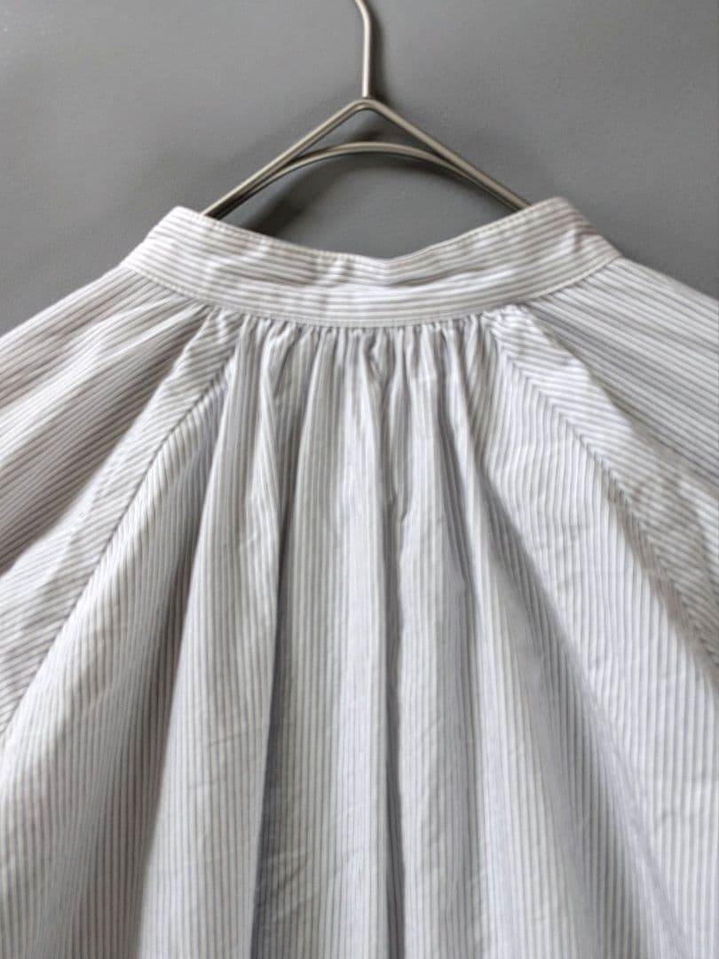 エトレトウキョウ　バルーン袖ブラウス　バンドカラー　細ストライプ　ネイビー