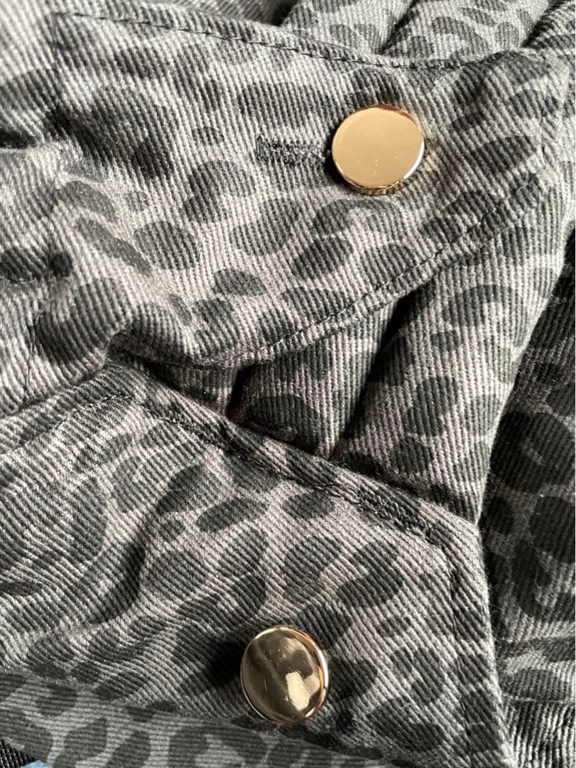 レオパード柄の抱っこ紐、Artipoppe風で、M字姿勢に対応しています。