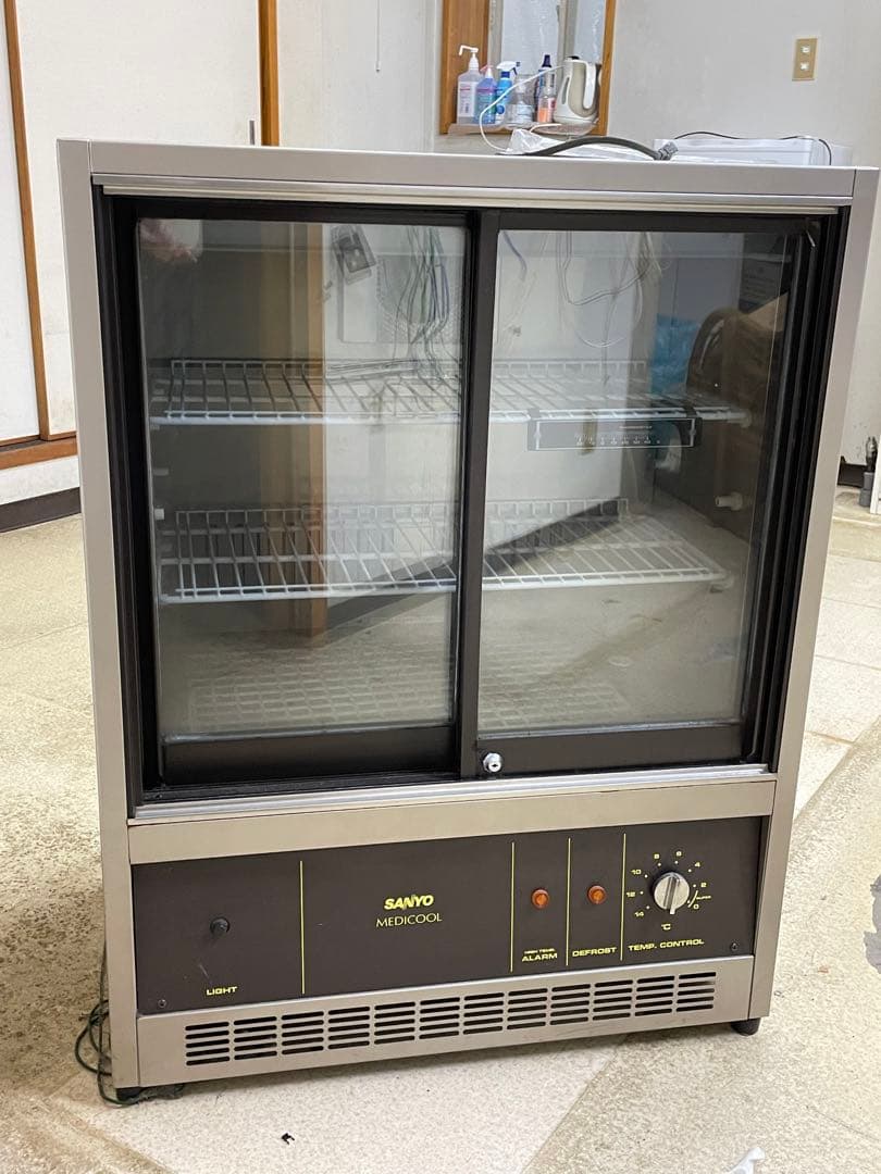 r*r様 薬用冷蔵ショーケースMPR110(GO)