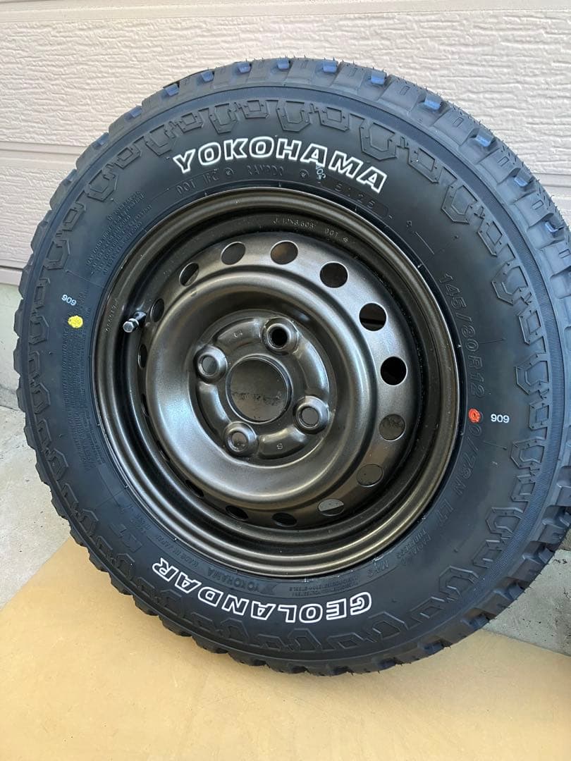 145/80r12 送料込み ゴツゴツタイヤ ホワイトレター