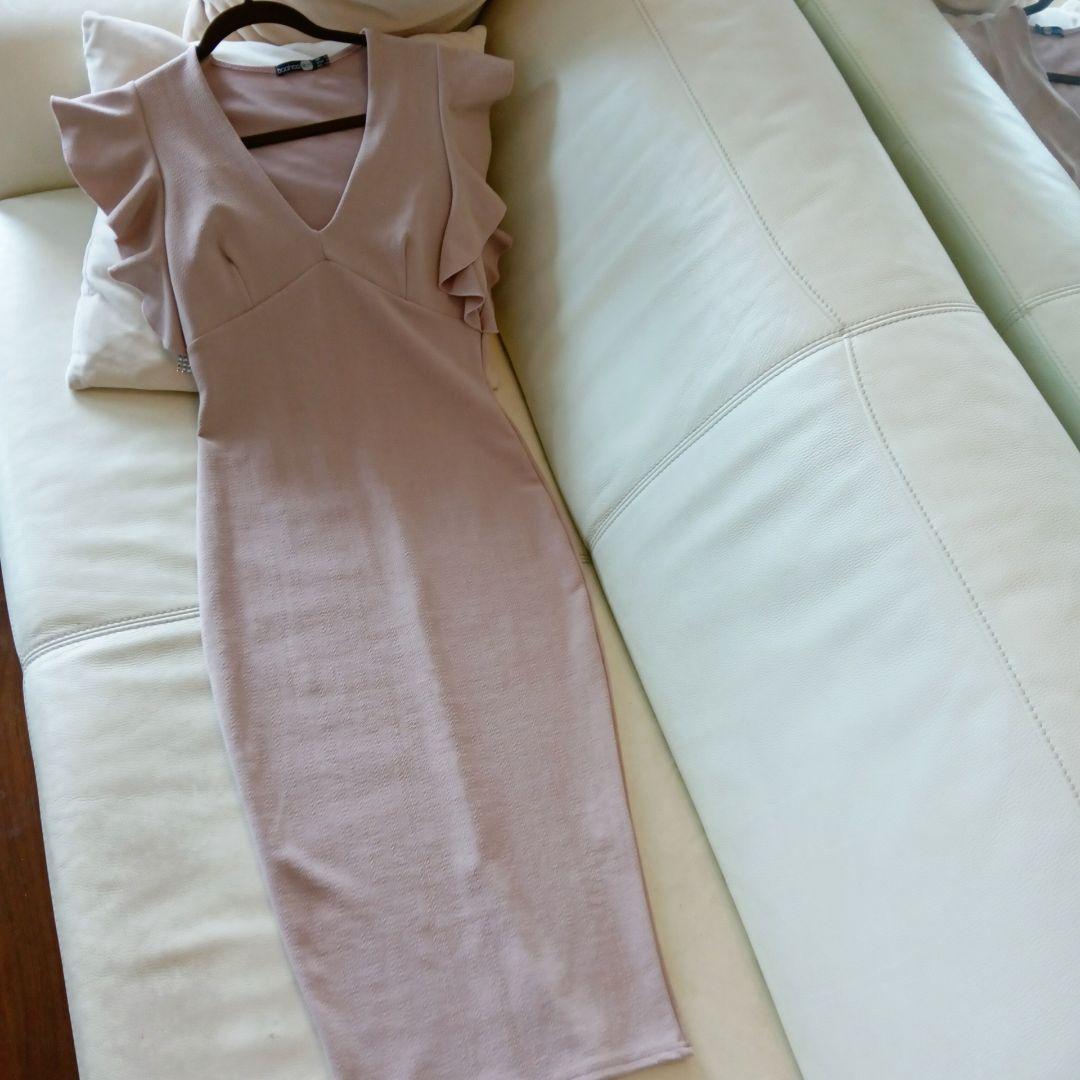 boohoo ブーフー　ベージュピンク　フリル袖　ストレッチ　ミモレ丈ワンピース