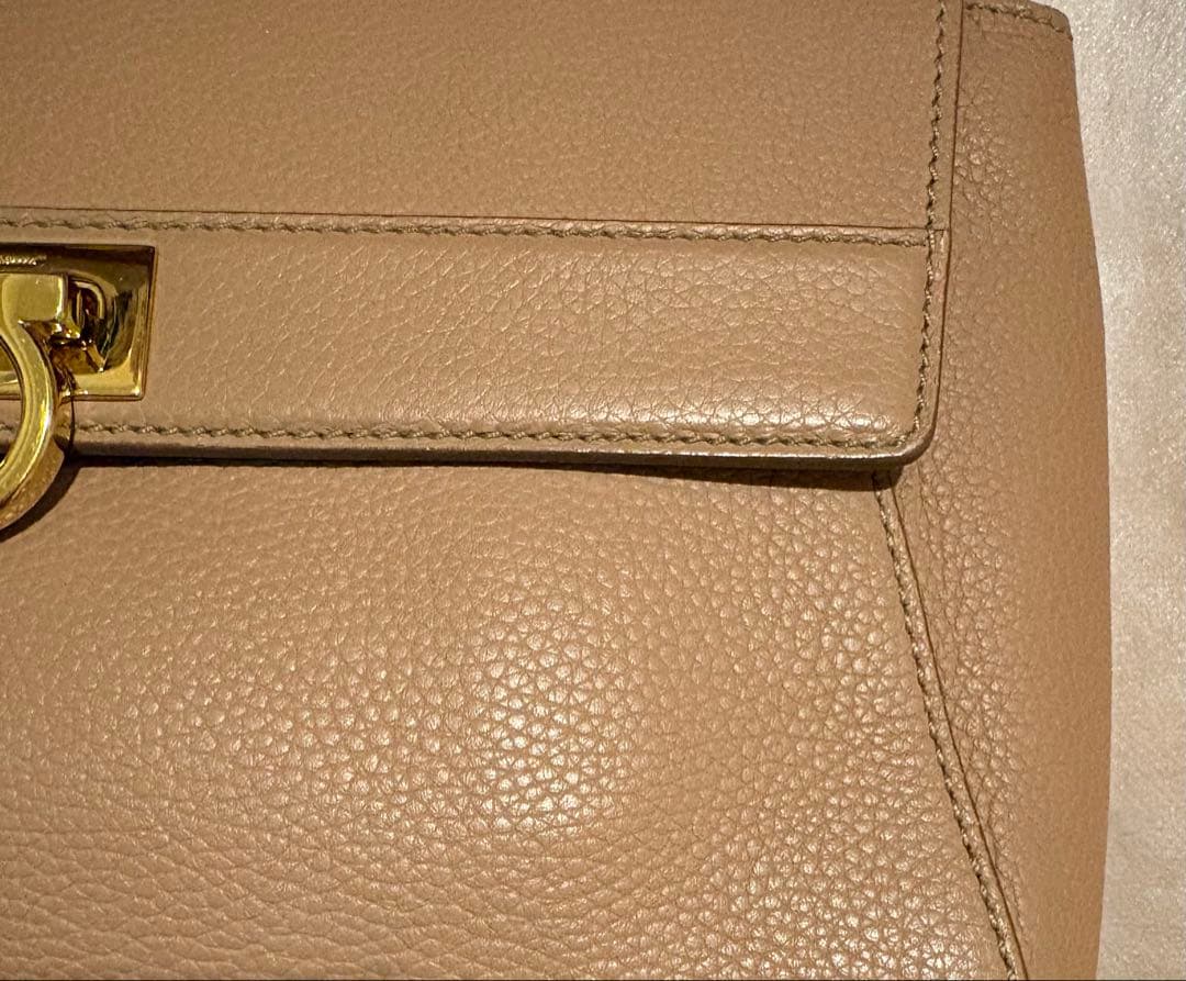 フェラガモ／ガンチーニ／ハンドバッグ／ショルダーバッグ ／キャメル／ベージュ