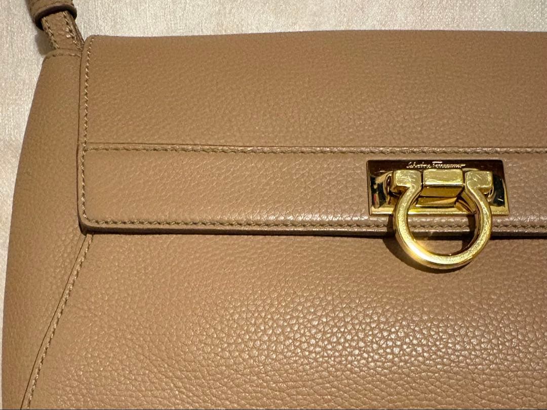 フェラガモ／ガンチーニ／ハンドバッグ／ショルダーバッグ ／キャメル／ベージュ