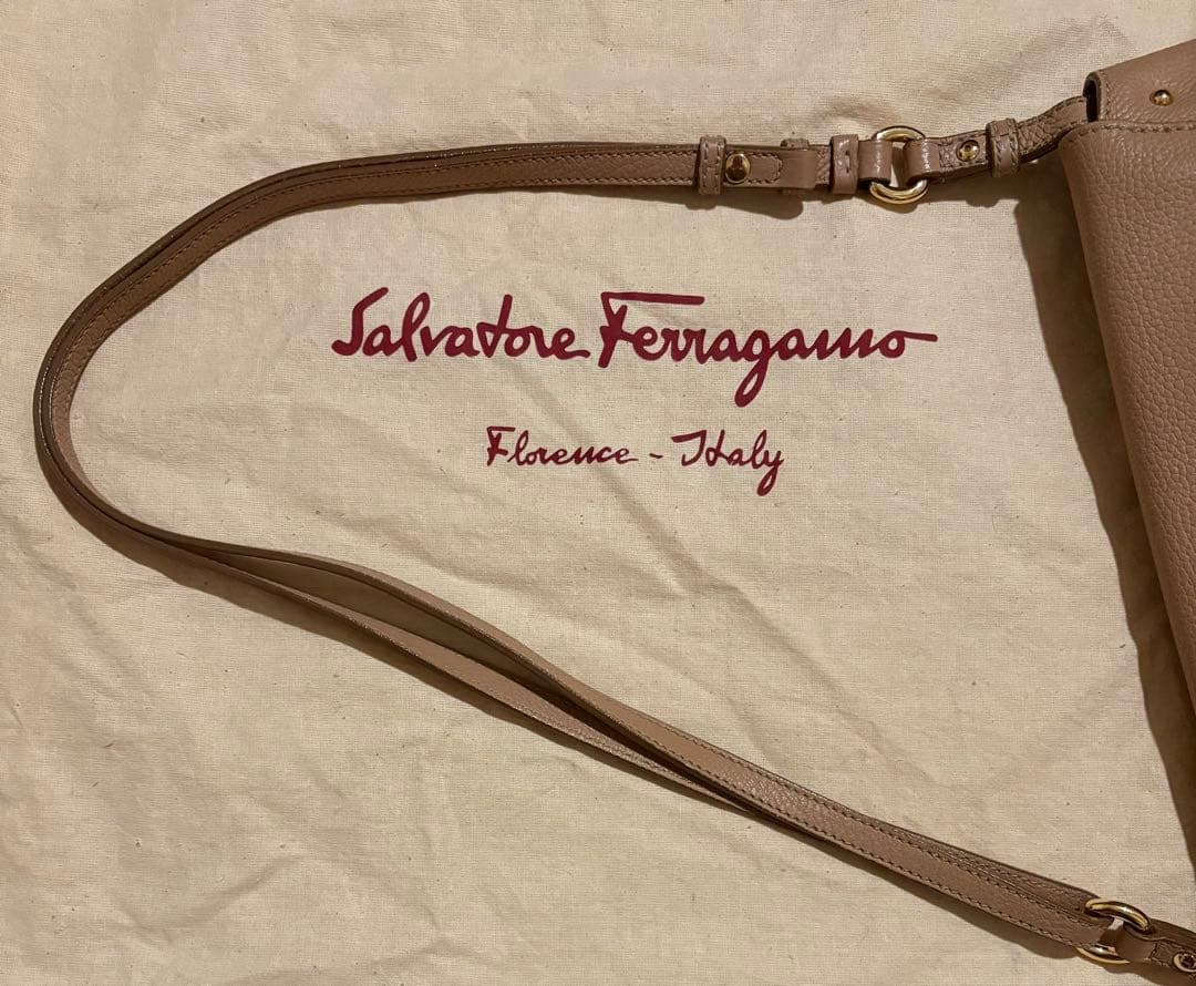 フェラガモ／ガンチーニ／ハンドバッグ／ショルダーバッグ ／キャメル／ベージュ