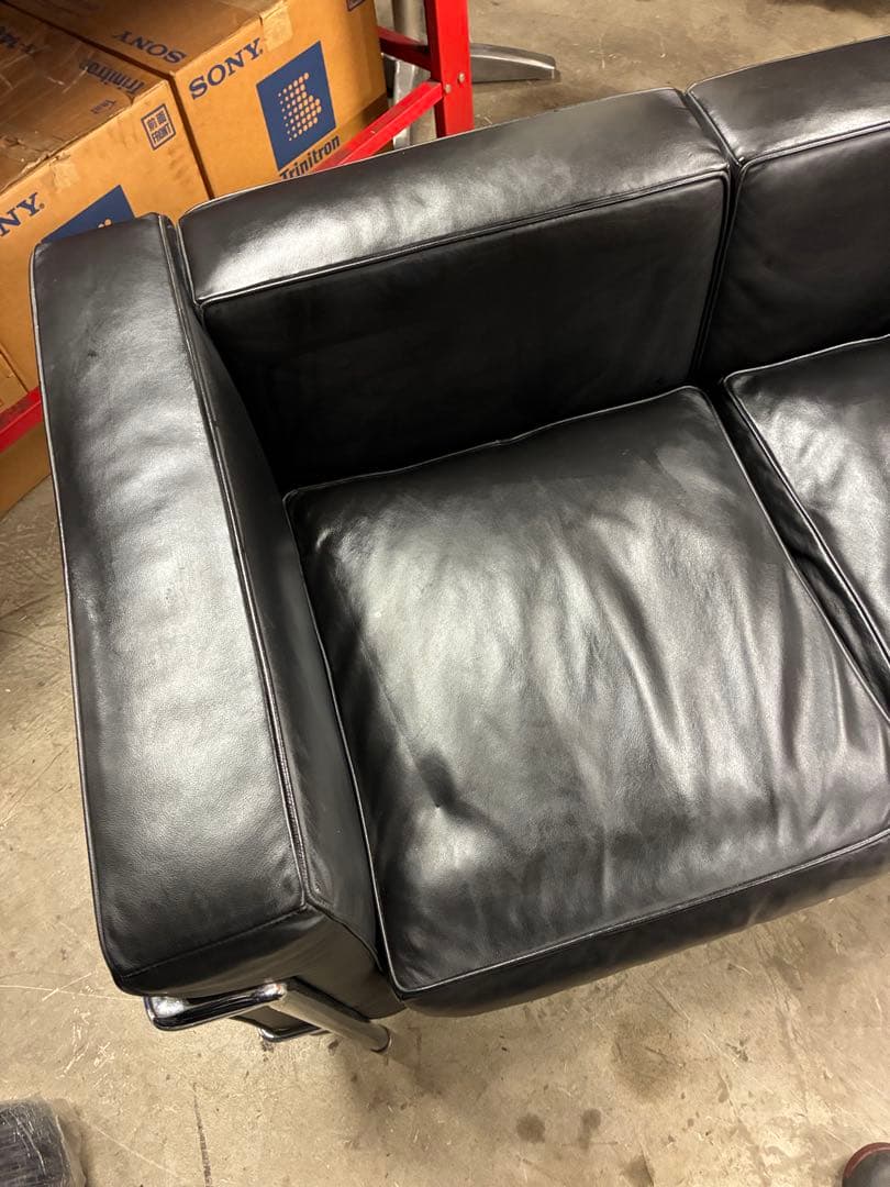 ル・コルビジェLC2 3人掛けソファです‼️