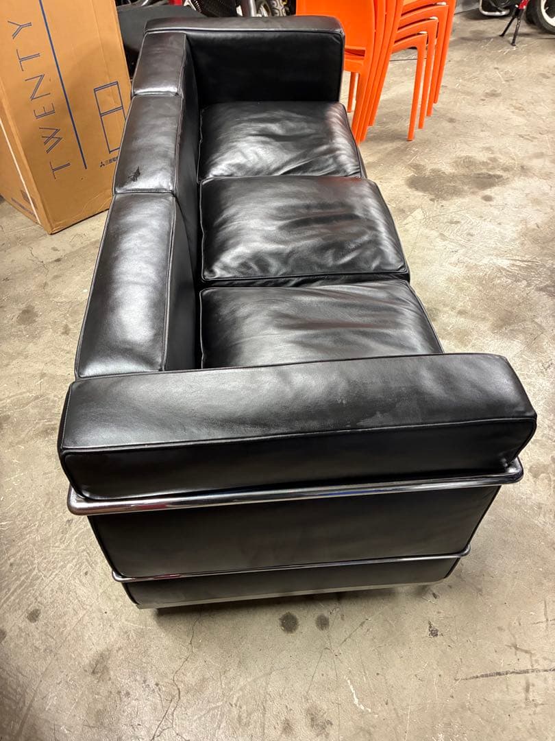 ル・コルビジェLC2 3人掛けソファです‼️