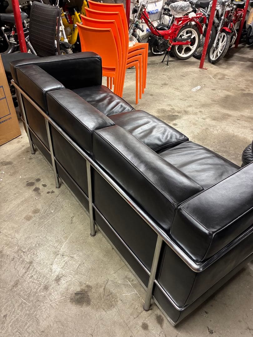 ル・コルビジェLC2 3人掛けソファです‼️