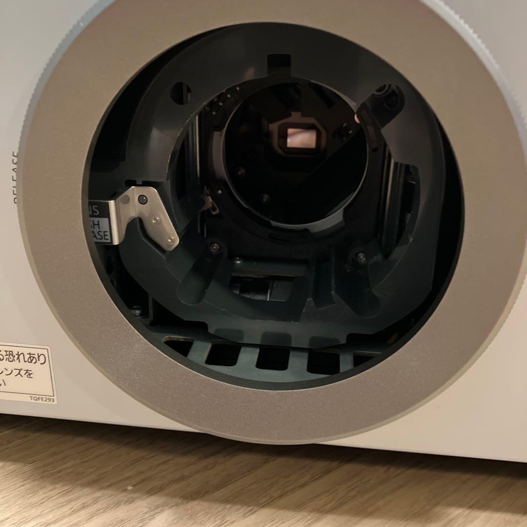 Panasonic PT-DZ680 プロジェクター　ジャンク　レンズなし