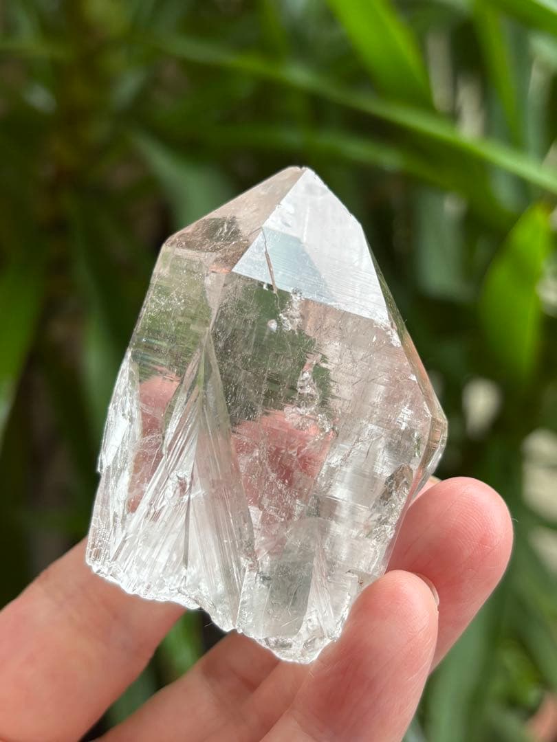 インド　マニハール水晶ポイント134g 水のように氷のように透明　美しい