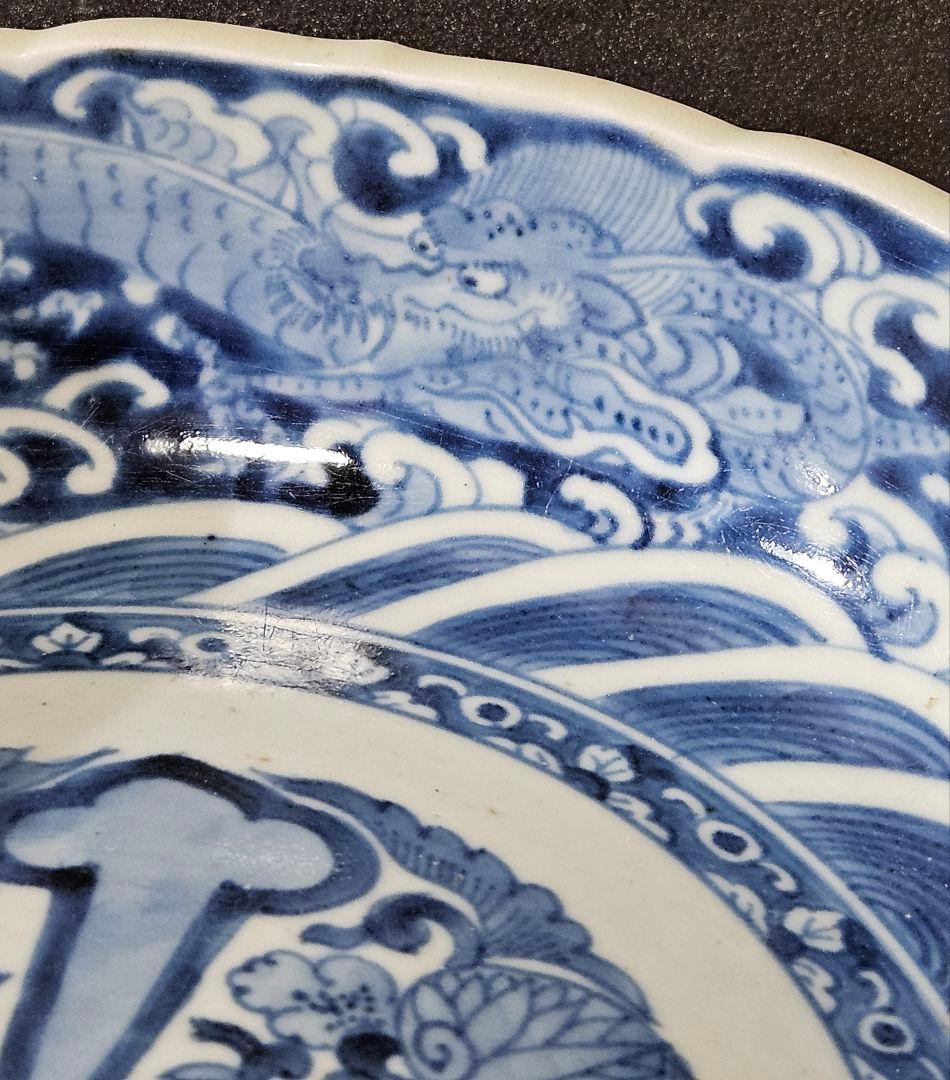 江戸時代中期頃　古伊万里　染付　見込みに三つ葉葵　双龍に波文様　径24.3cm鉢
