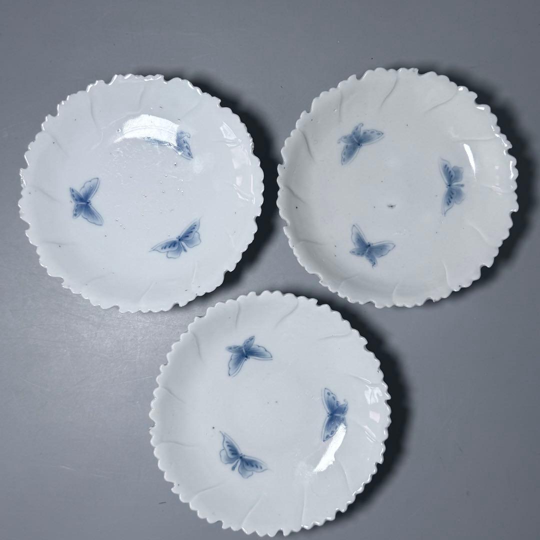 後期鍋島　染付蝶文牡丹形皿　1830-1870　「将軍家への献上鍋島」　同手掲載