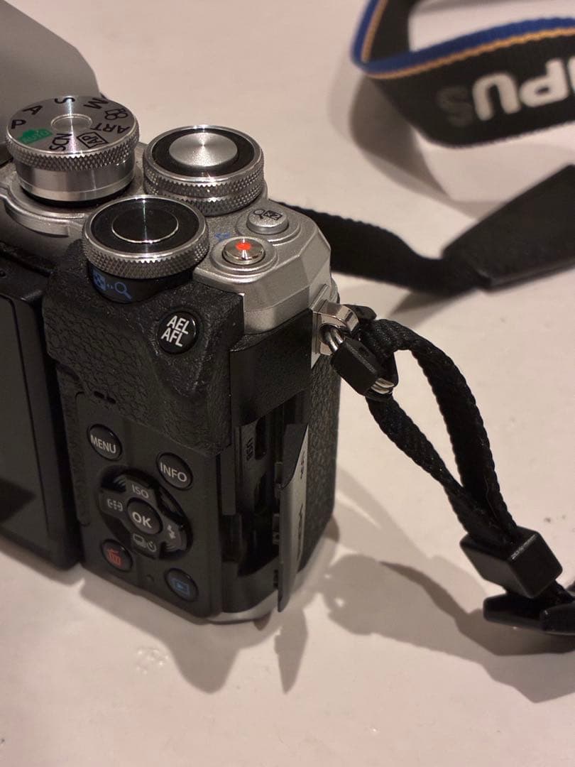 OLYMPUS OM-D E-M10 Mark IV シルバー