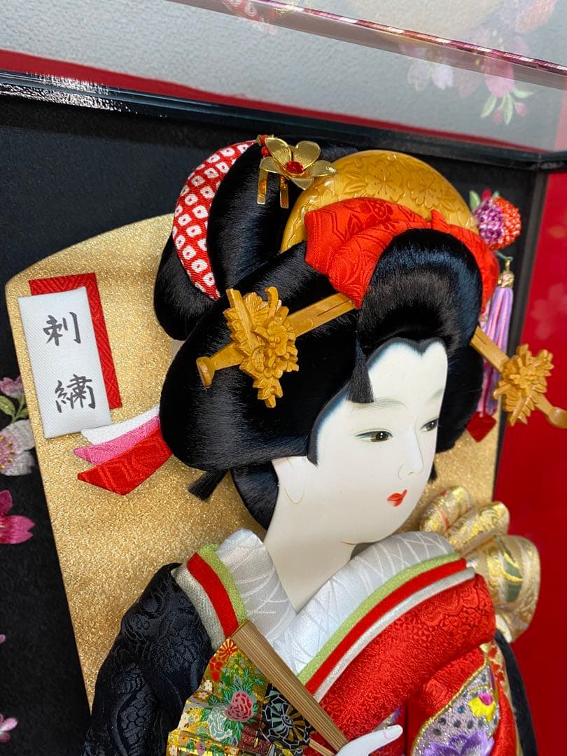 羽子板　宝童作　振袖刺繡ガラスケース２０号・間口約４０×奥行約３２×高さ約７５㎝