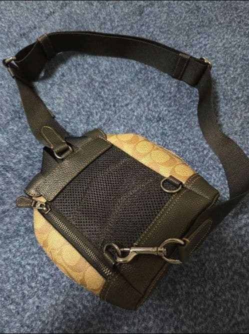 【期間限定値下げ】COACH ボディバッグ ベージュ・ブラック 保存袋付き