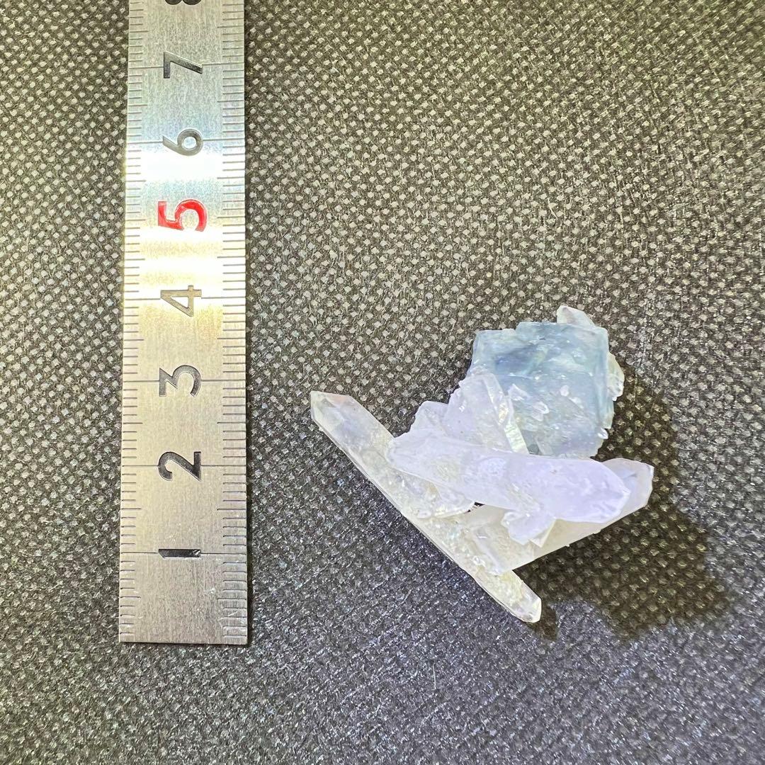 ヤオガンシャン産　ラビットヘア　クォーツ共生ライトブルーフローライト