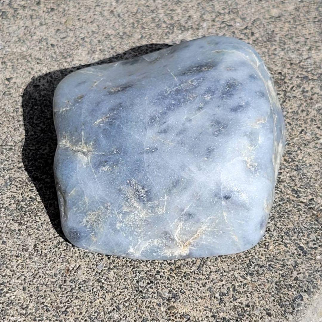 210g。親不知　歌　糸魚川　翡翠　原石　黒白翡翠　海石