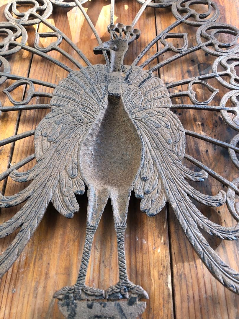 孔雀デザインの金属飾り