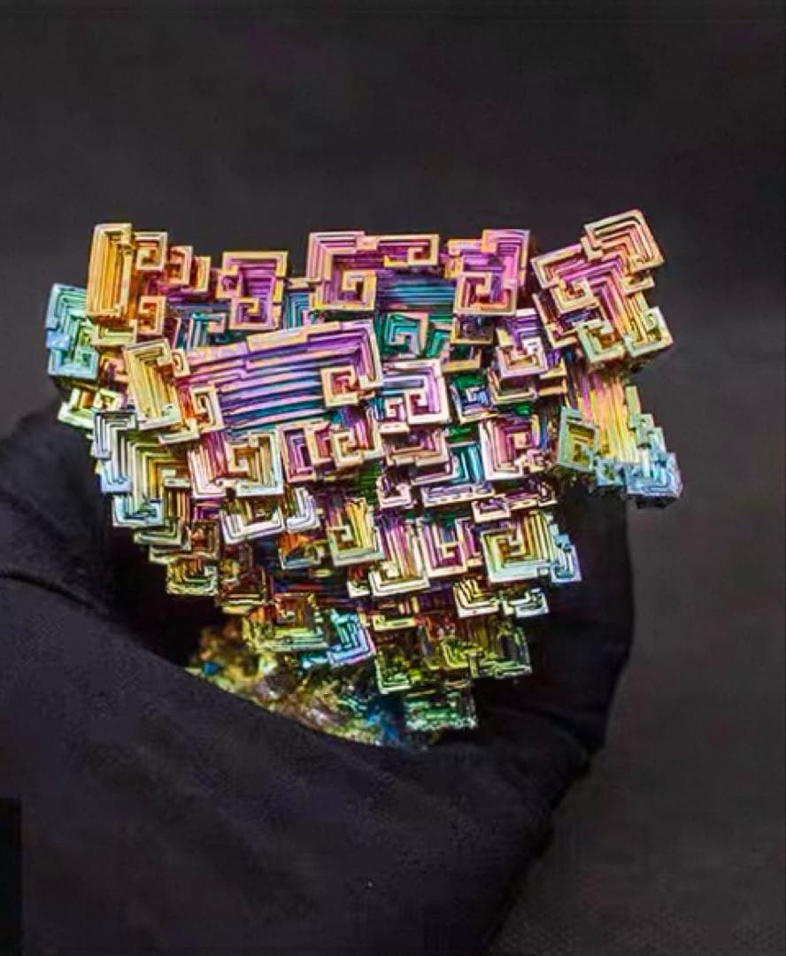 神秘的な美しさを持つビスマス結晶 432gケース付き