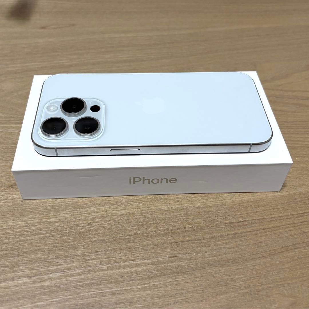 【美品】Apple iPhone 15 Pro ホワイトチタニウム　256GB