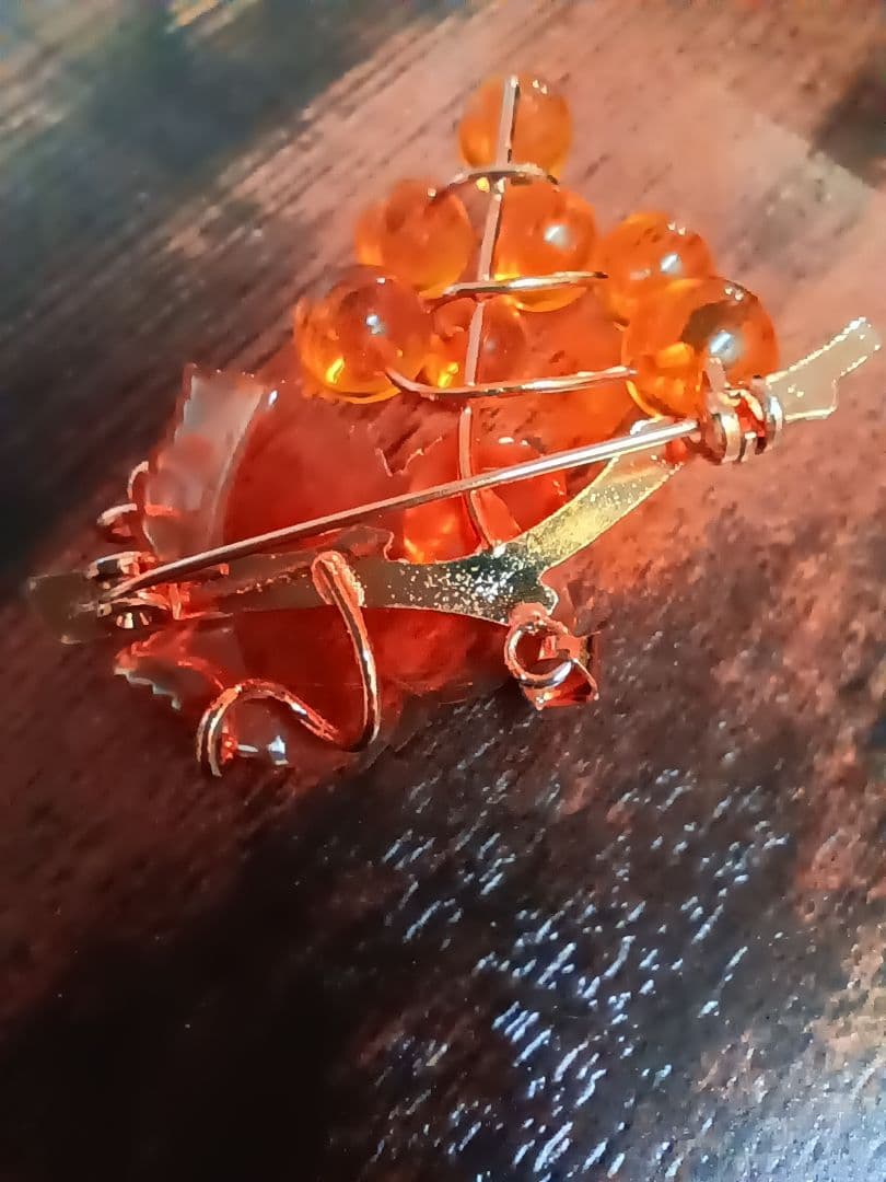 本鼈甲オレンジ色の葉とビーズのブローチ