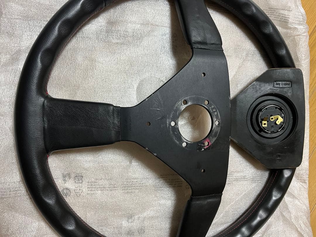 トラック　 大口径48πMOMO ステアリング 本体 3スポーク ブラックレザー