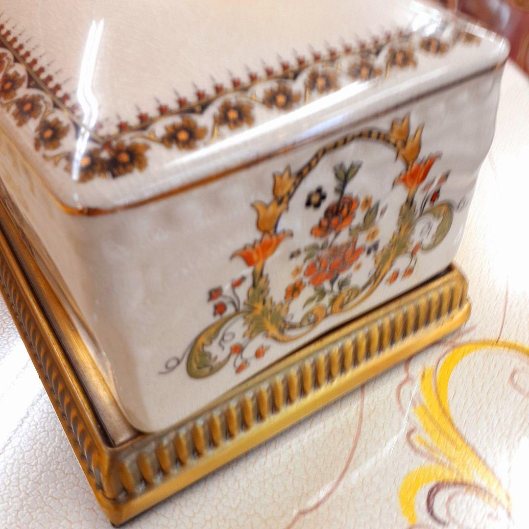 輸入雑貨　シノワズリ　『薔薇のティッシュBOX』　薔薇柄　オフホワイト　陶器