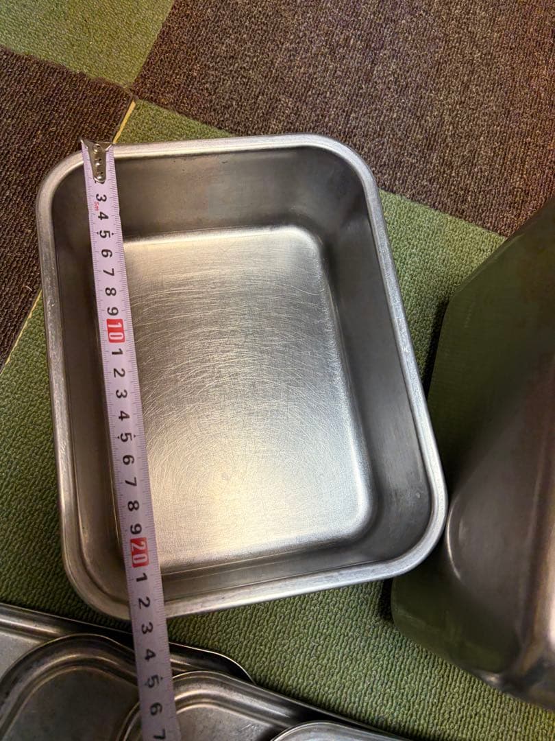 ステンレススチール バット 蓋が5枚　入れ物8枚です。