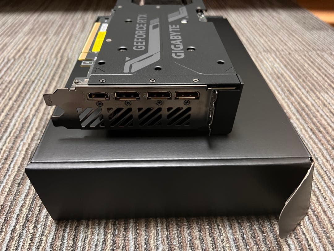 GIGABYTE GEFORCE RTX 4070 SUPER 12GB本体