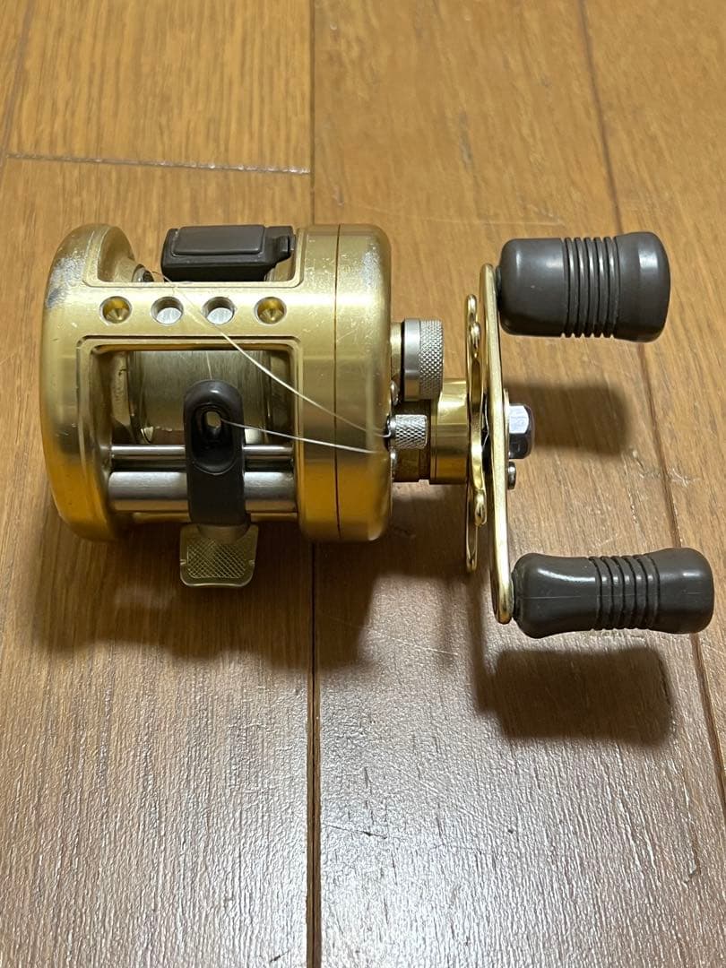 CALCUTTA 101XT左ハンドルベイトリール