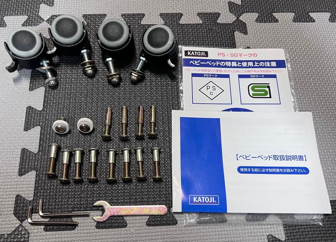 KATOJI カトージ 高さ調節可能、収納付き 木製 ベビーベッド