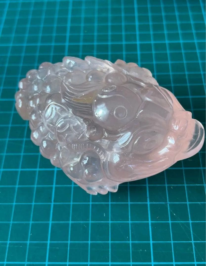 【天然石】超高品質 ローズクォーツ 銭がえる銭蛙 縁起物 彫り物 手彫り敷物付き