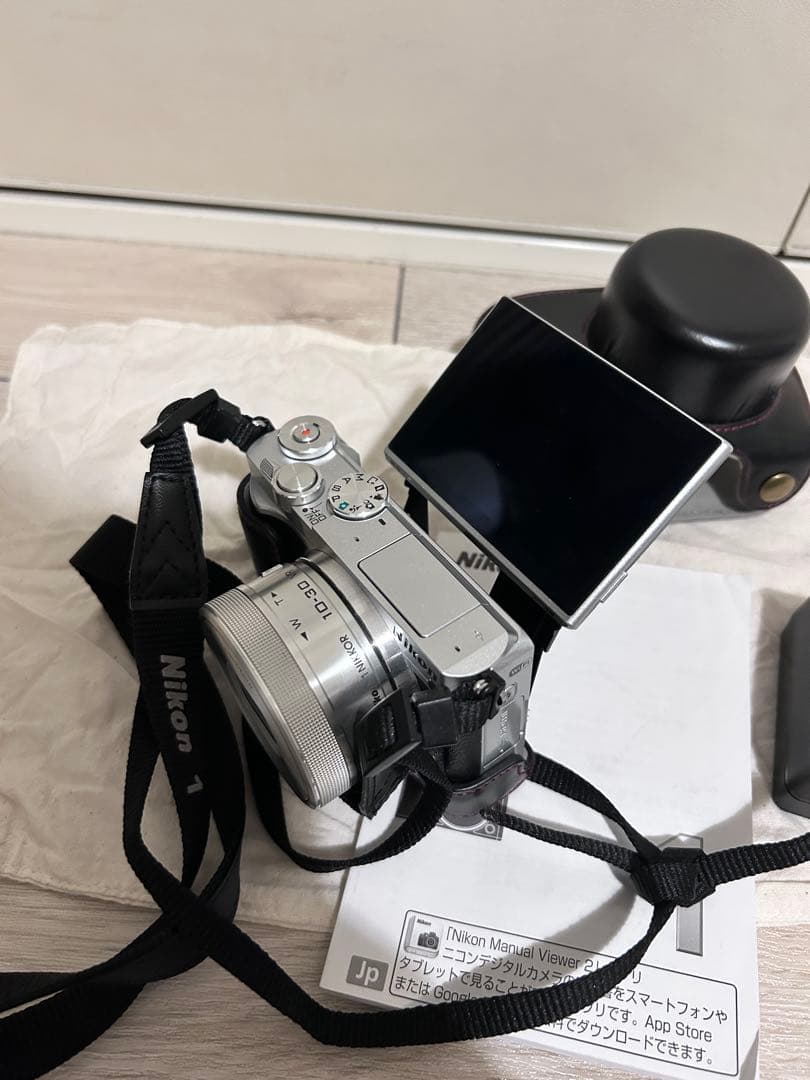 Nikon 1 J5 ミラーレスカメラ 本体　ケース付き