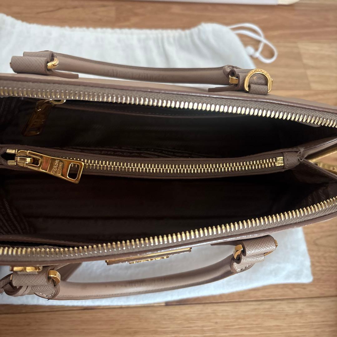 PRADA ベージュ ショルダーバッグ