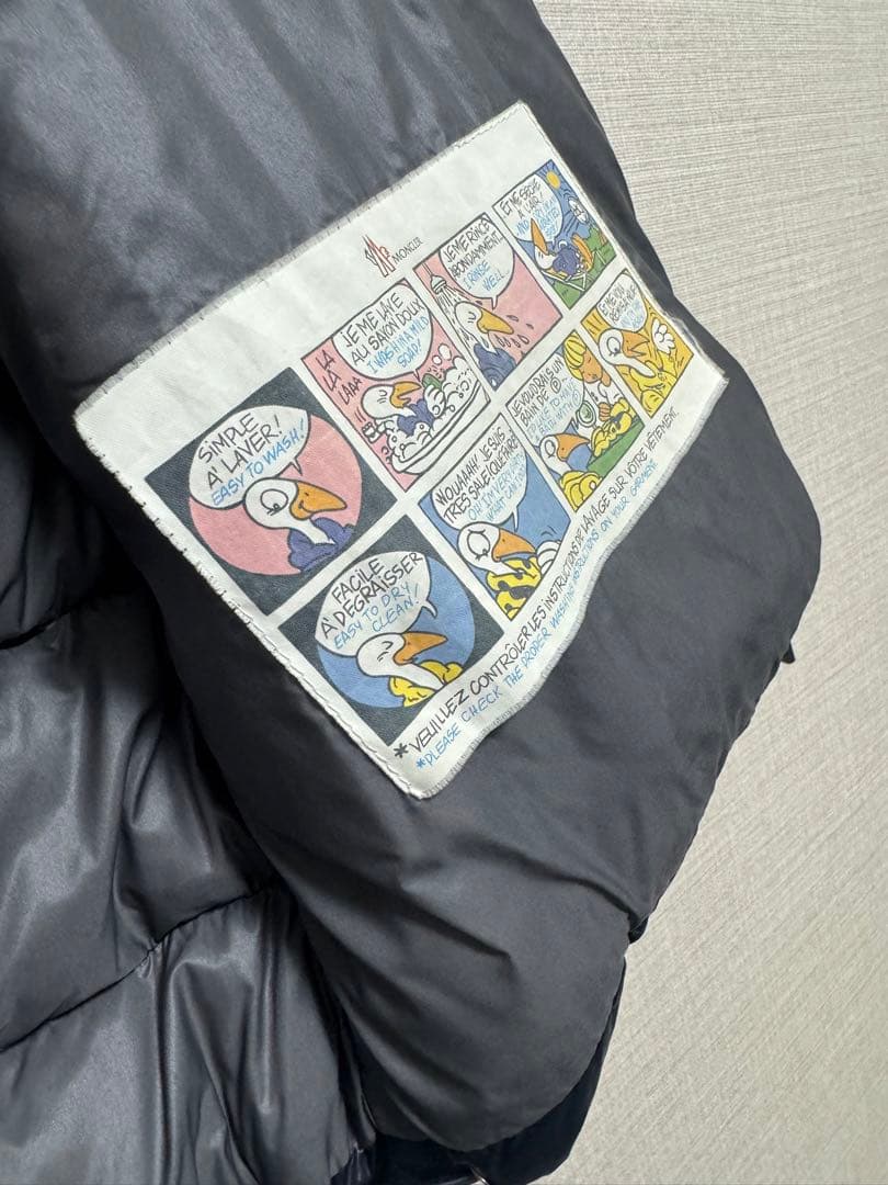 MONCLER ダークグレー ダウンベスト フード付き