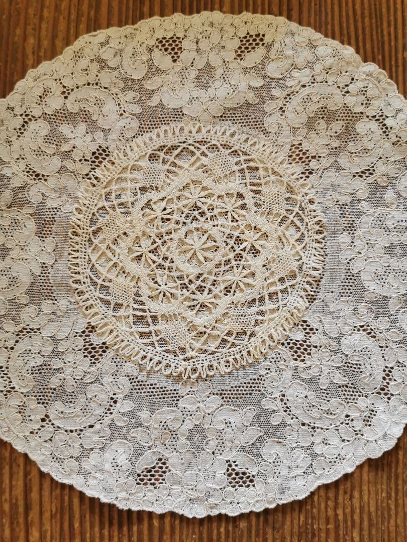 アンティーク ベルギーブルージュ ごく細い糸の線状の花 繊細なボビン編みレース