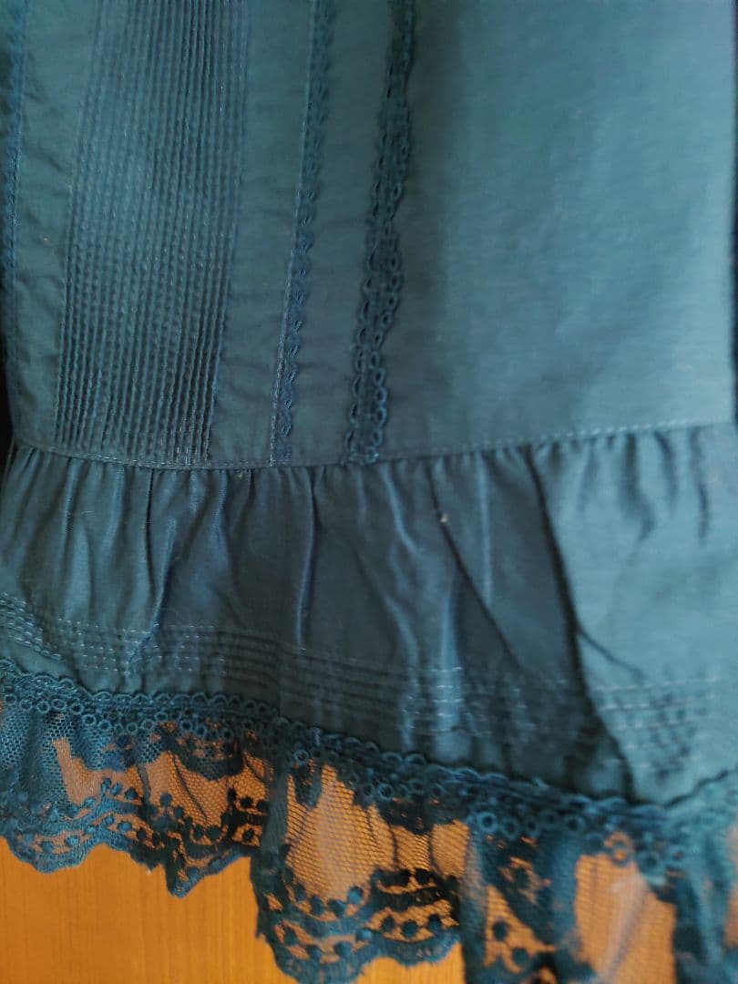 未使用　極美品ピンクハウスの花の刺繍と裾野 レースが美しい 藍色キャミソール