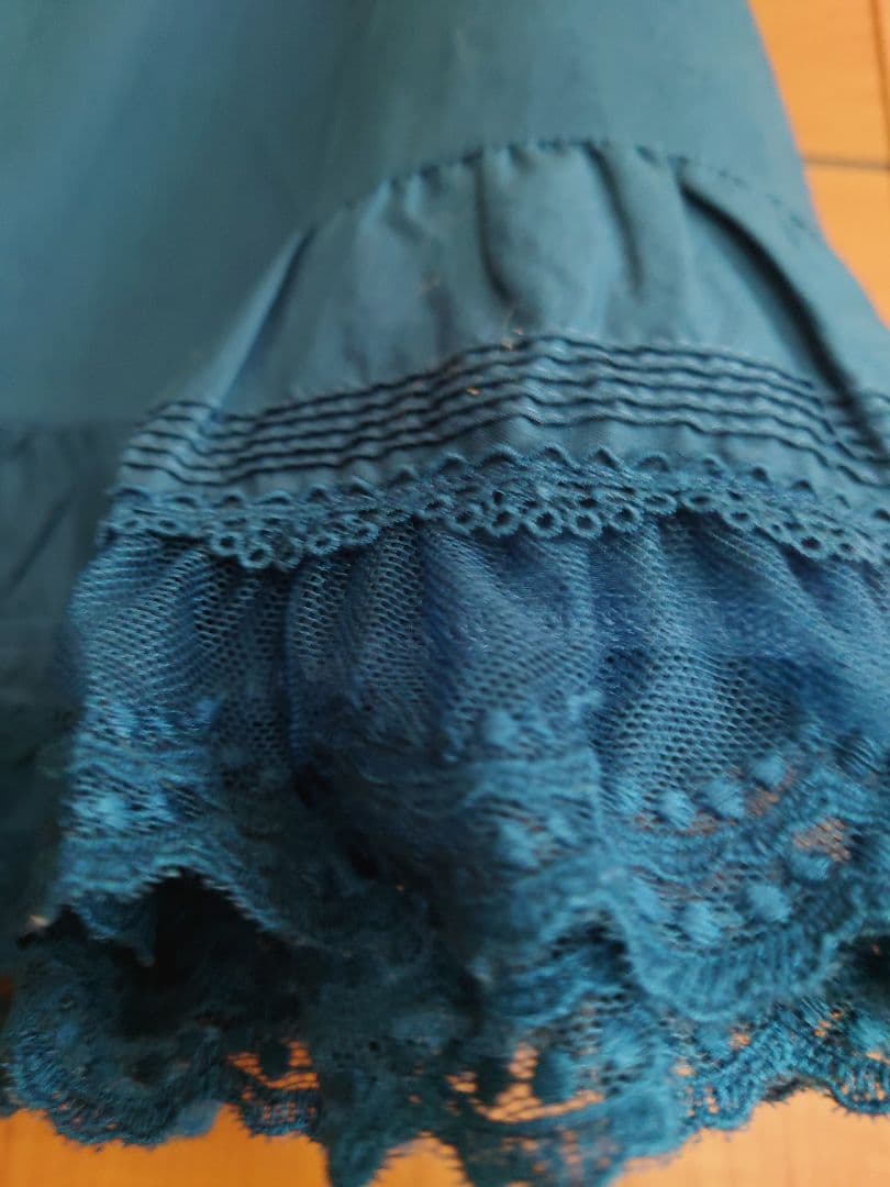 未使用　極美品ピンクハウスの花の刺繍と裾野 レースが美しい 藍色キャミソール