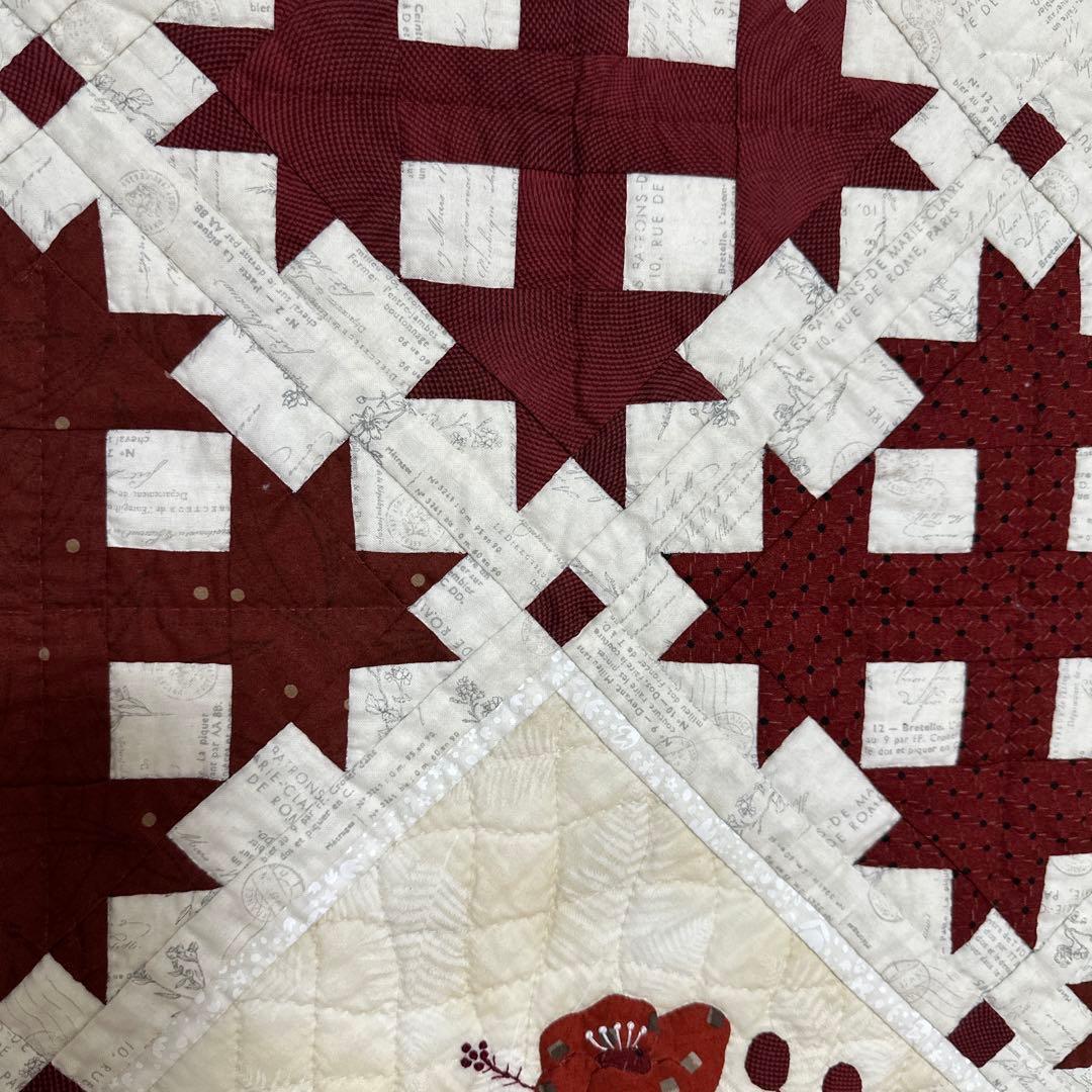 ＹＵＲＩＫＯハンドメイドパッチワークキルトの赤白のタペストリー