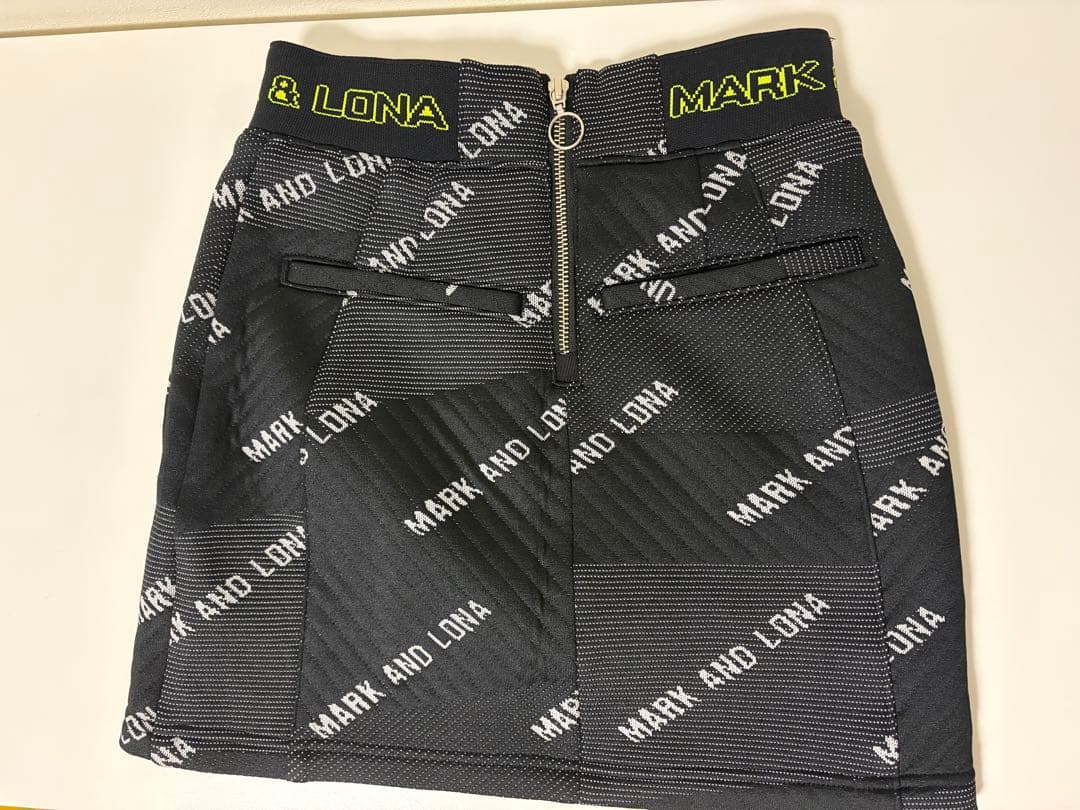 MARK AND LONA ロゴプリントスカート
